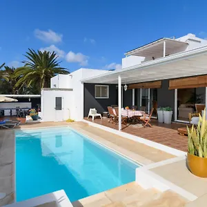 https://villa-golf-lanzarote.in-canary-islands.com